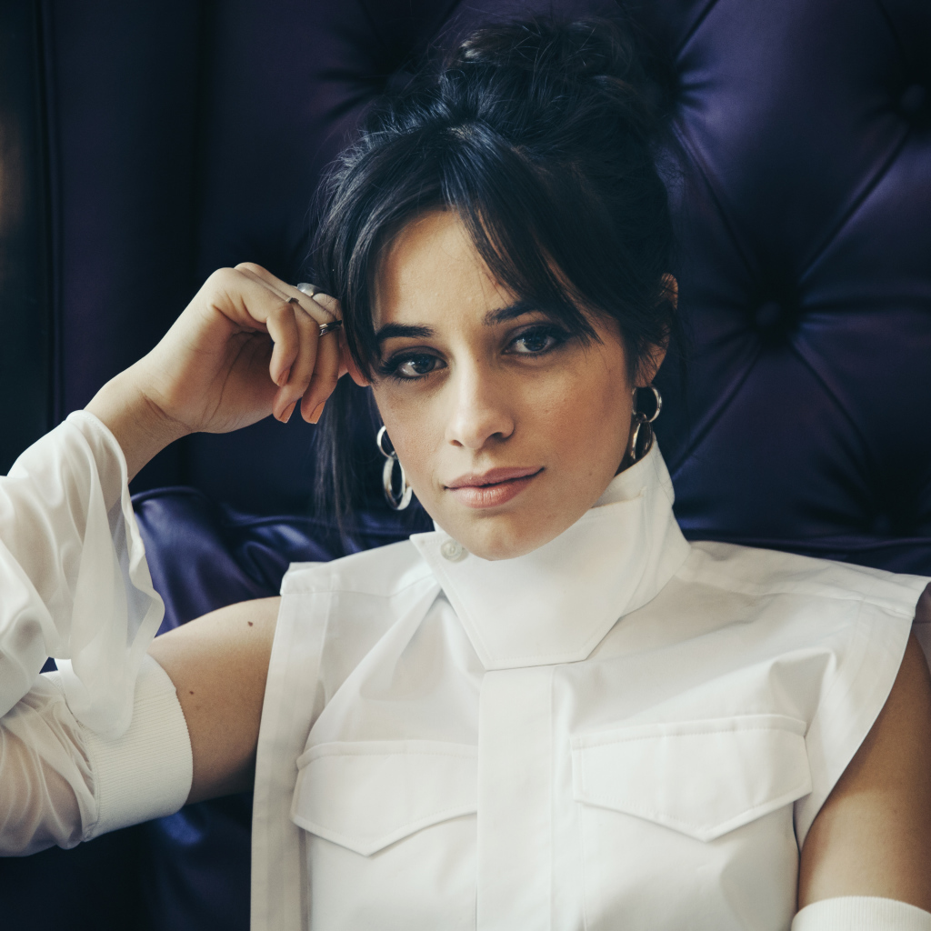 Стильная Камила Кабельо в белом костюме сидит в кресле