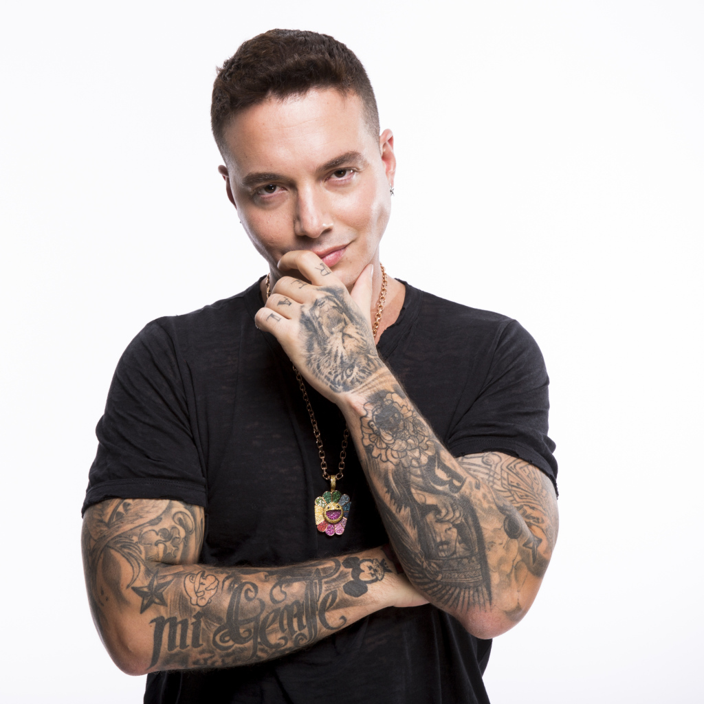 Стильный мужчина, певец Джей Бальвин в черной футболке