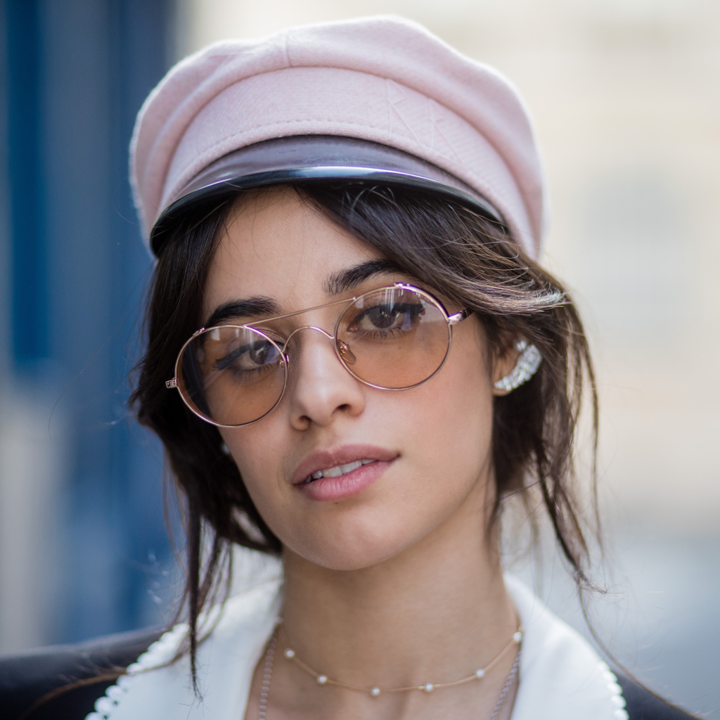 Стильная певица Камила Кабельо в очках и кепке
