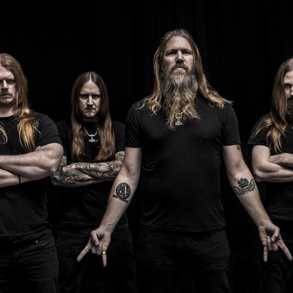 Шведская метал-группа Amon Amarth на черном фоне