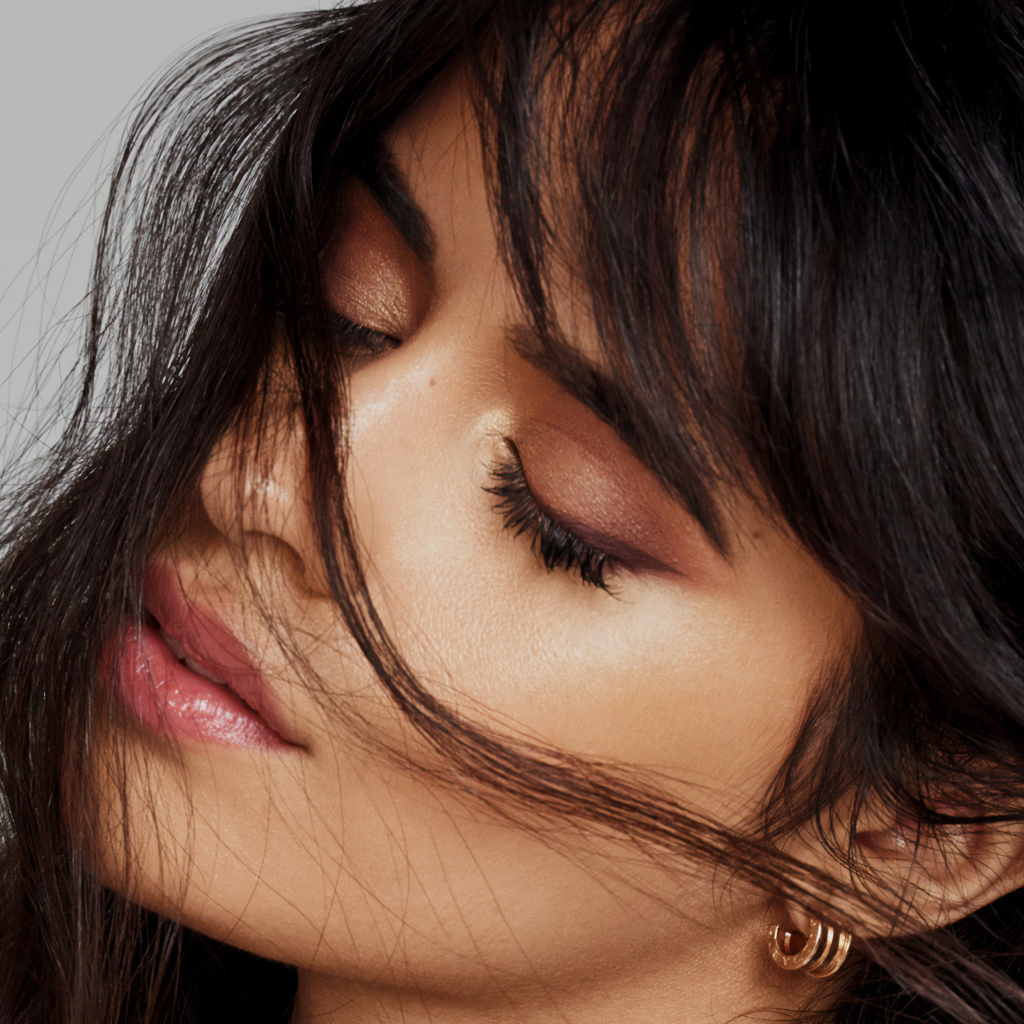 Нежная девушка с закрытыми глазами, певица Камила Кабельо