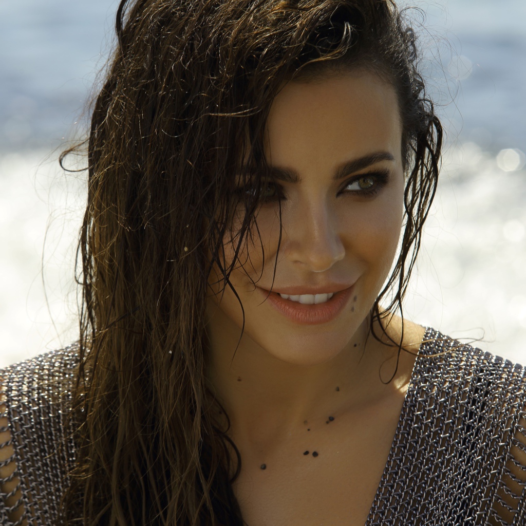 Украинская певица Ани Лорак с мокрыми волосами