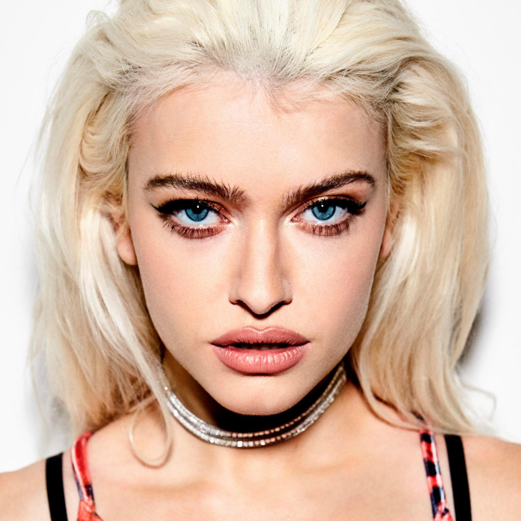 Молодая блондинка, поп исполнительница Элис Чэтер крупным планом