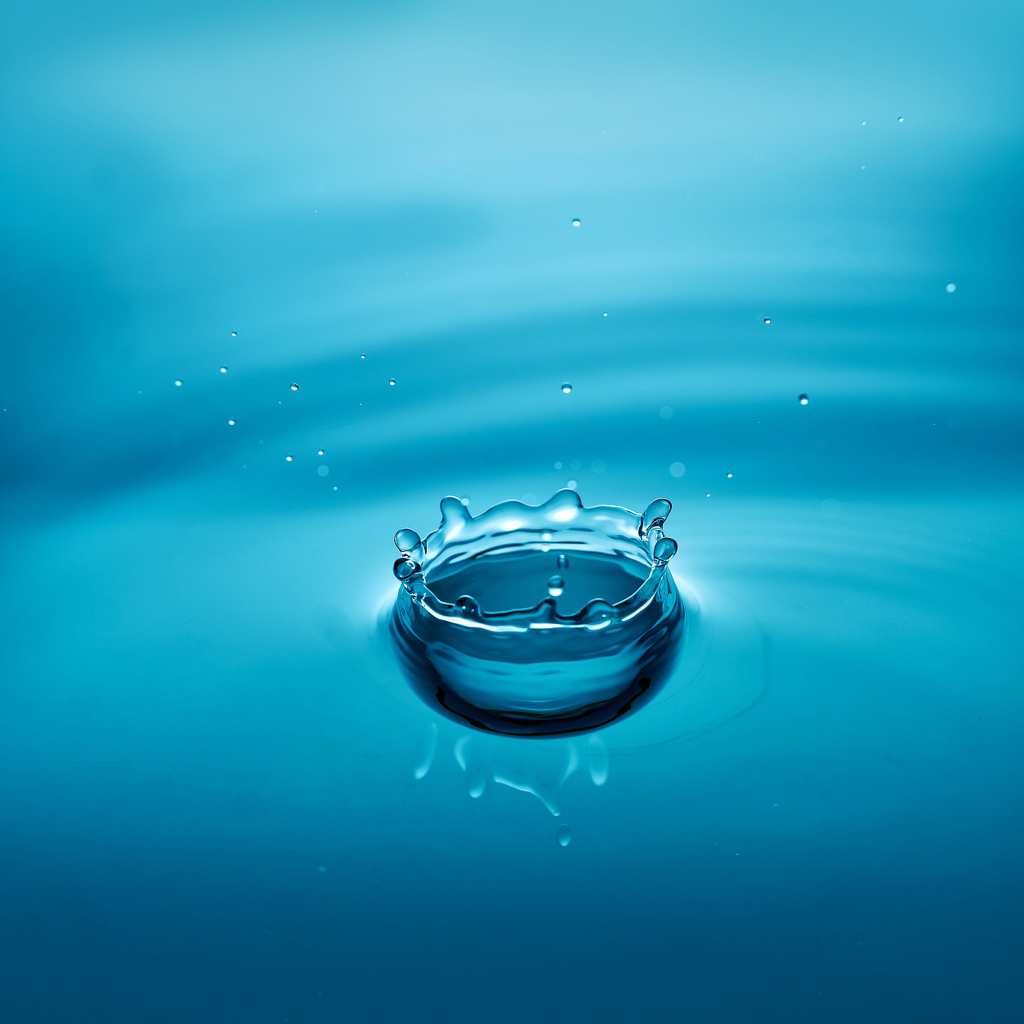 Капля воды в голубой глади