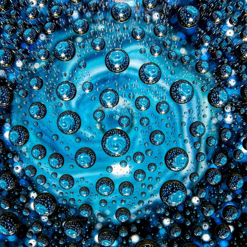 Много пузырей в голубой воронке