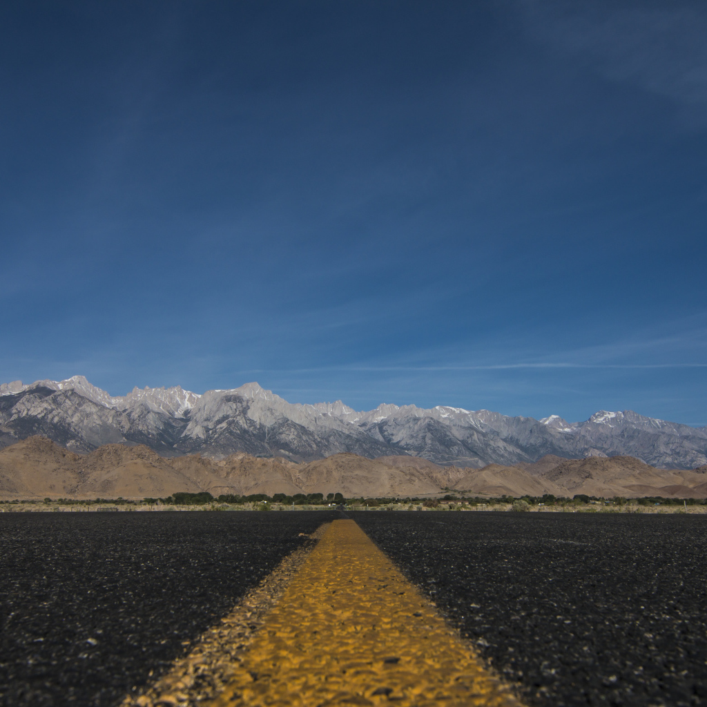 Асфальтовая дорога на фоне гор