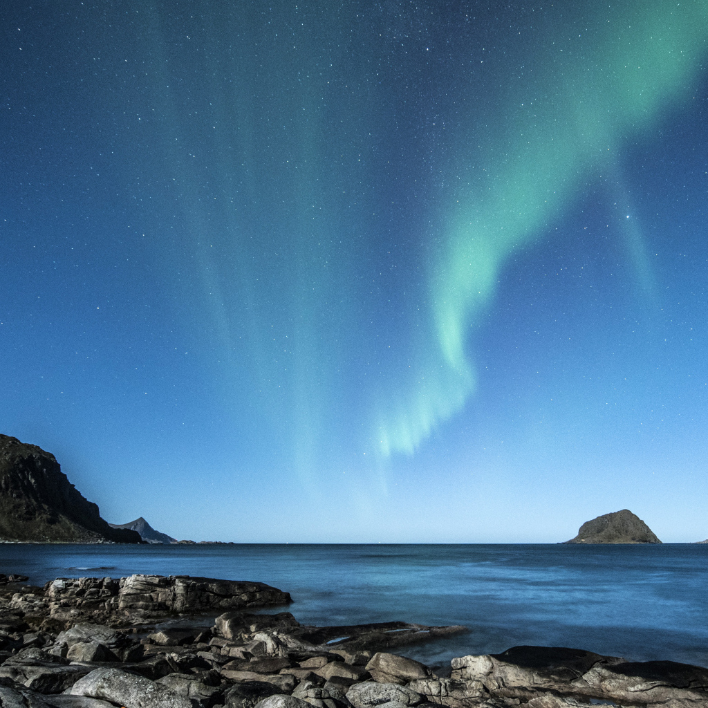 Полярное сияние над заливом