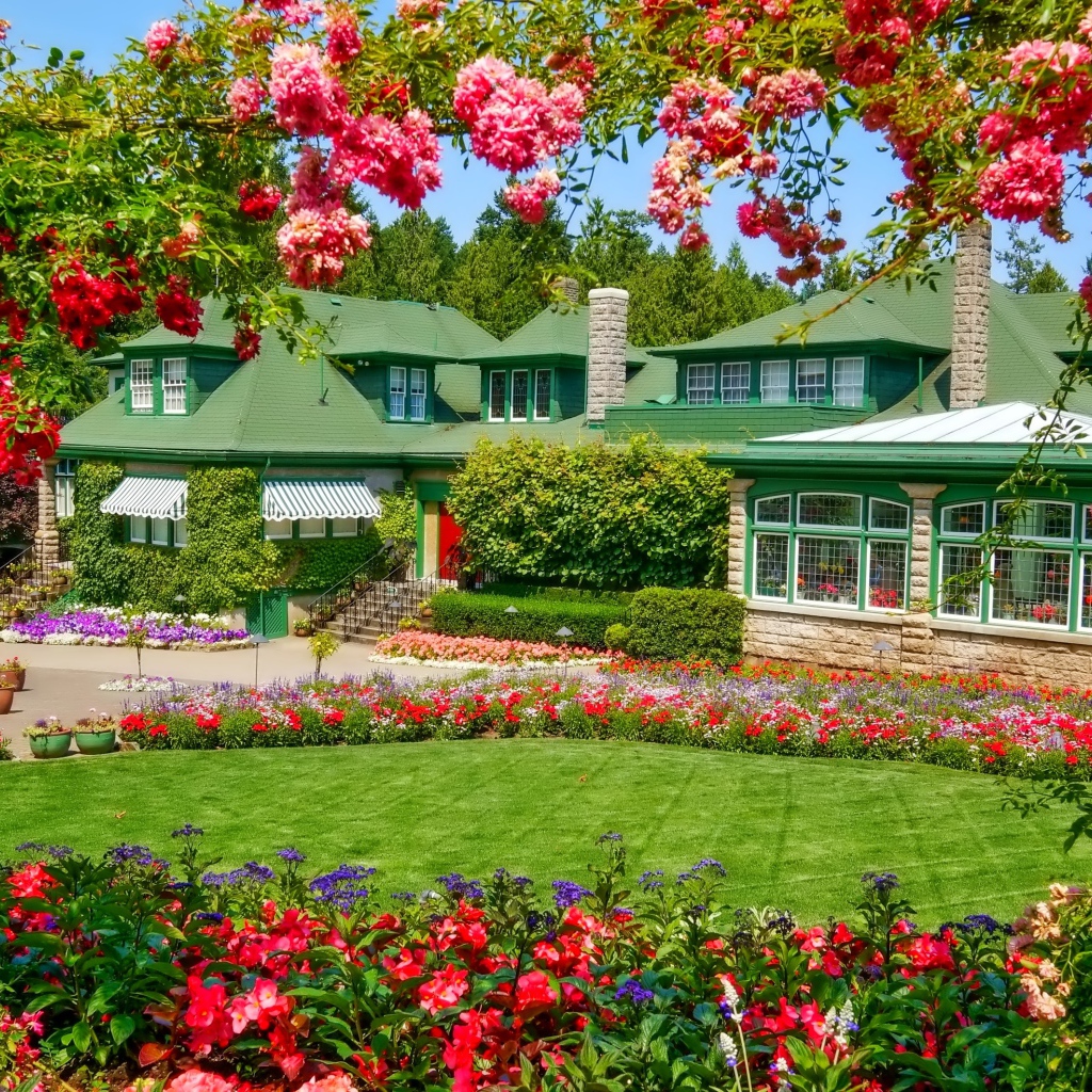 Красивый загородный дом с красивыми цветами