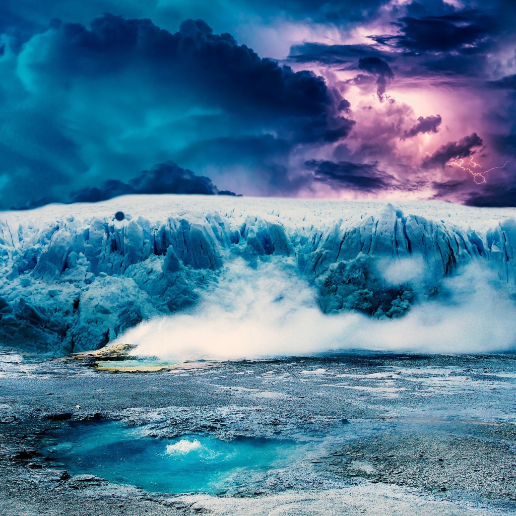 Большой голубой айсберг под грозовым небом