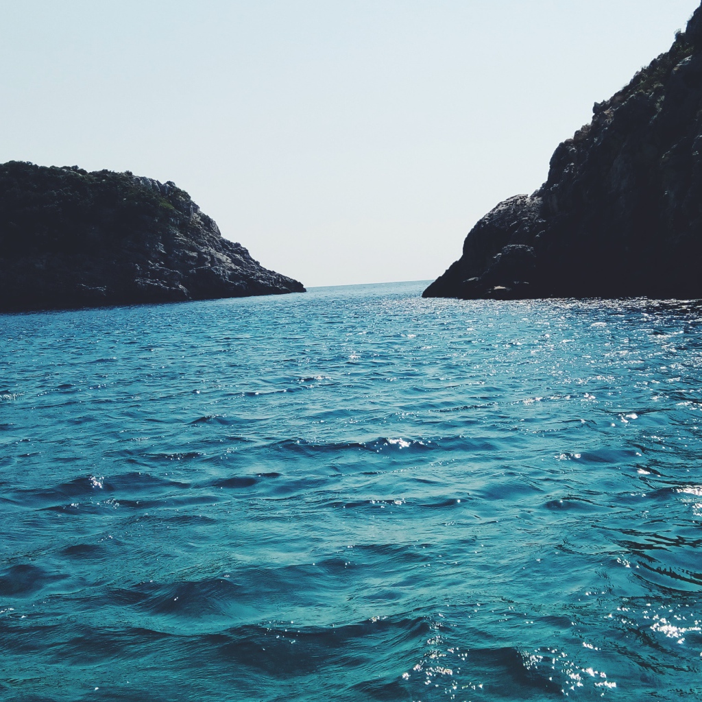 Голубая вода в заливе между гор 