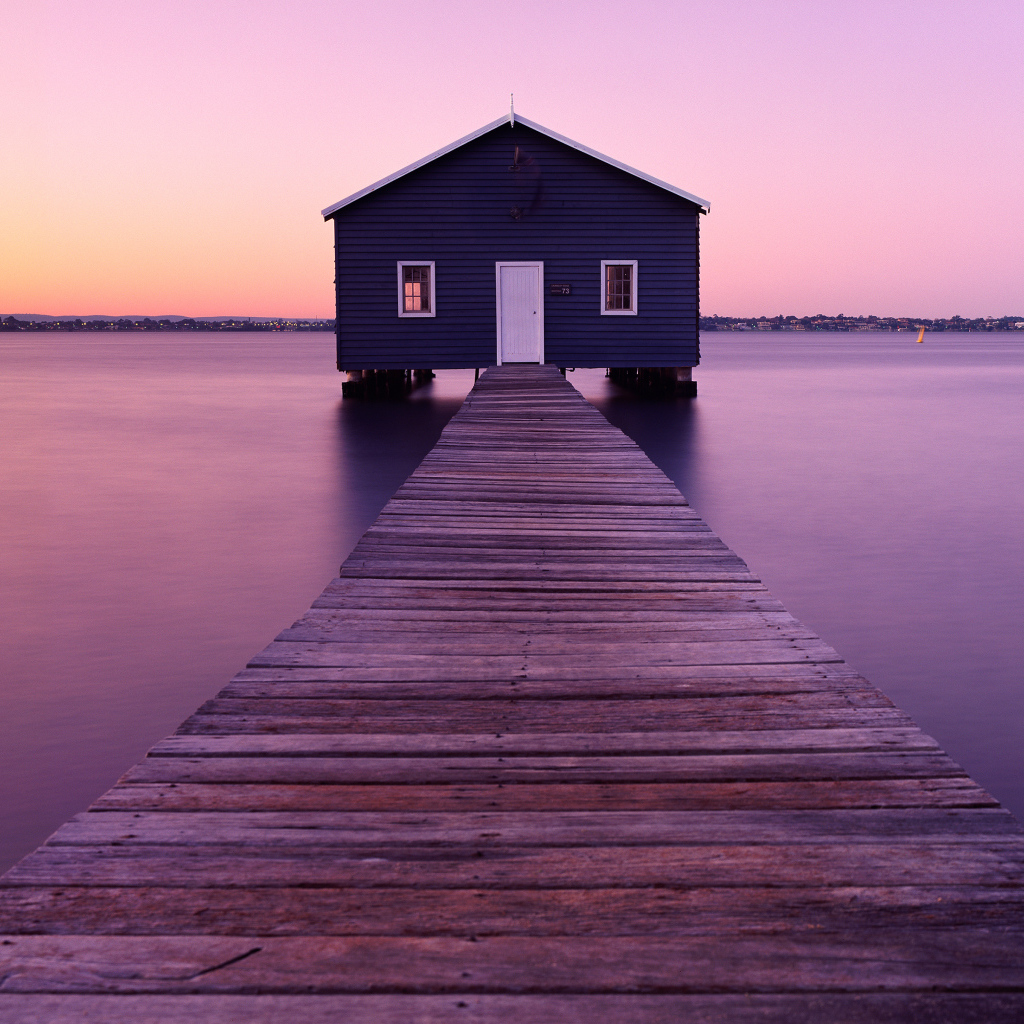 Мост с домом на воде под красивым небом