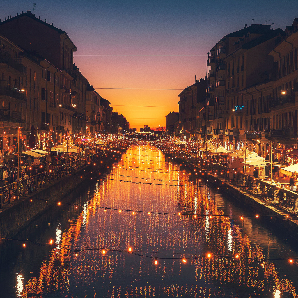 Яркие зажженные лампы над водным каналом