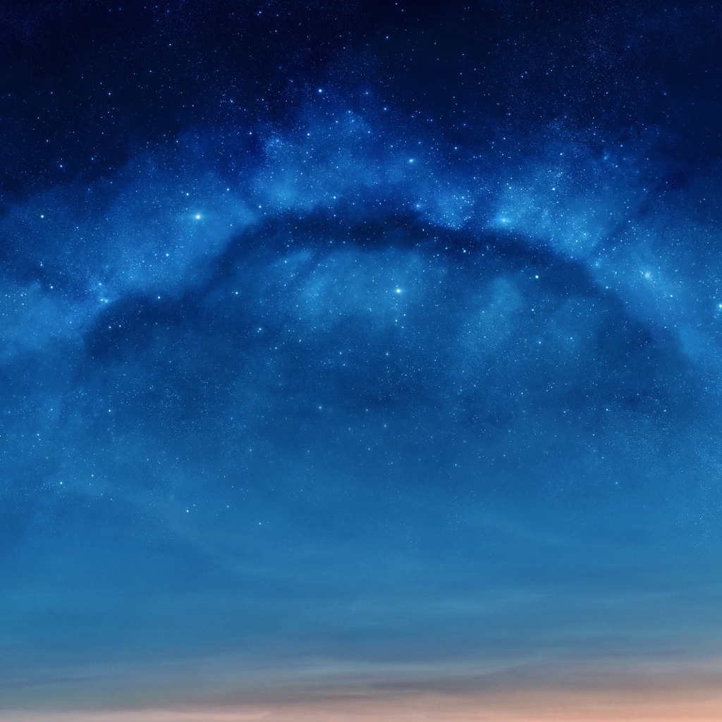 Яркие звезды в голубом небе ночью 