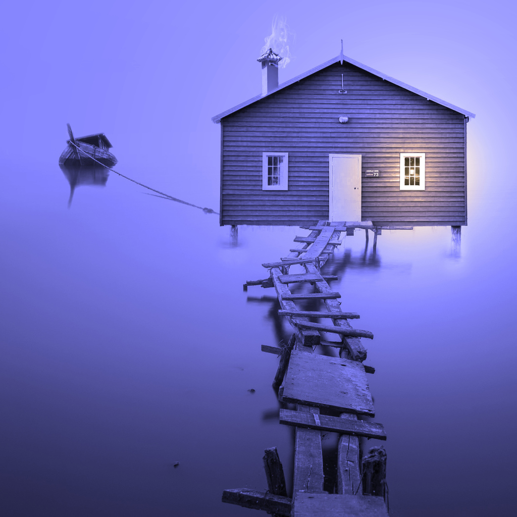 Сломанный деревянный мост к дому на воде