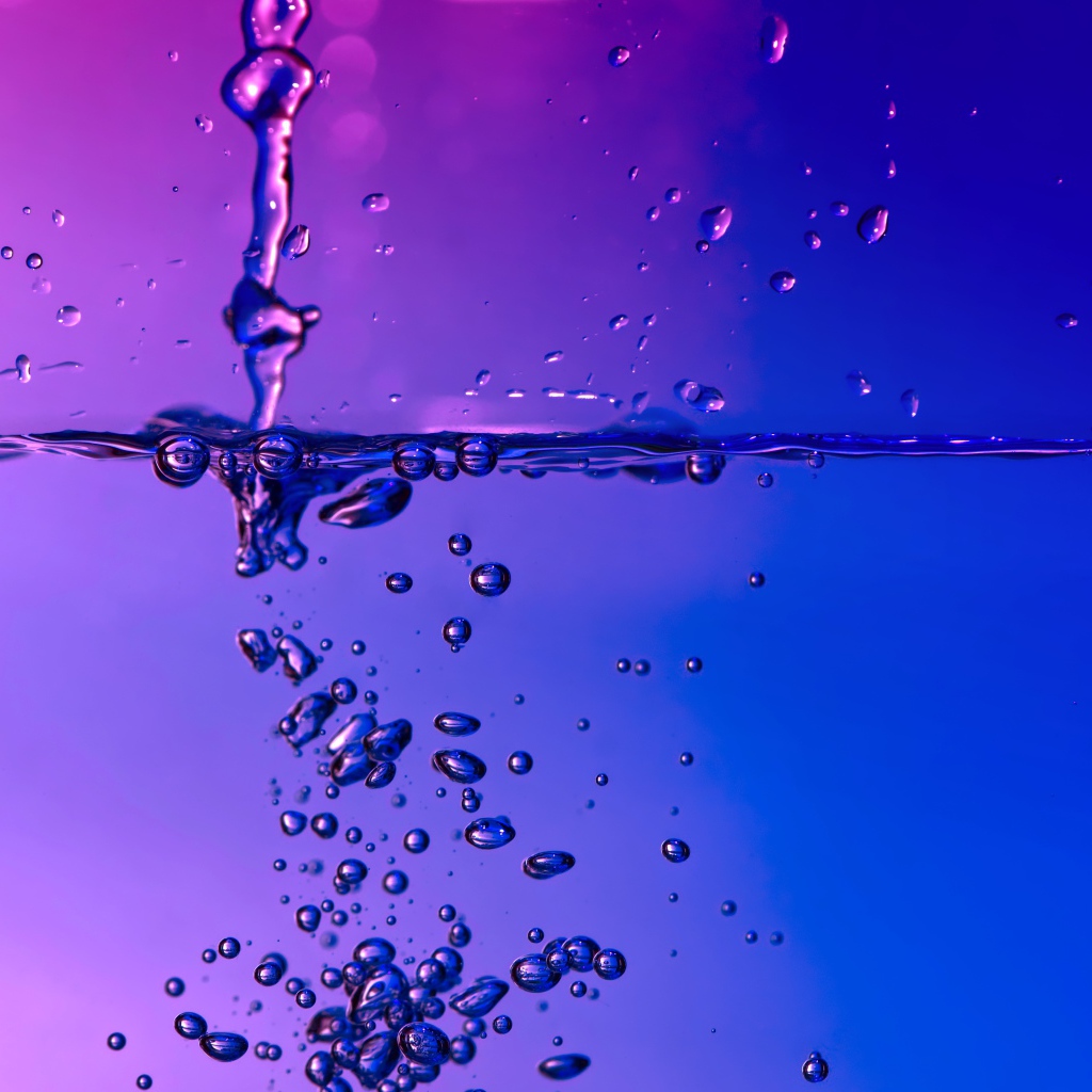 Пузыри в воде на синем фоне