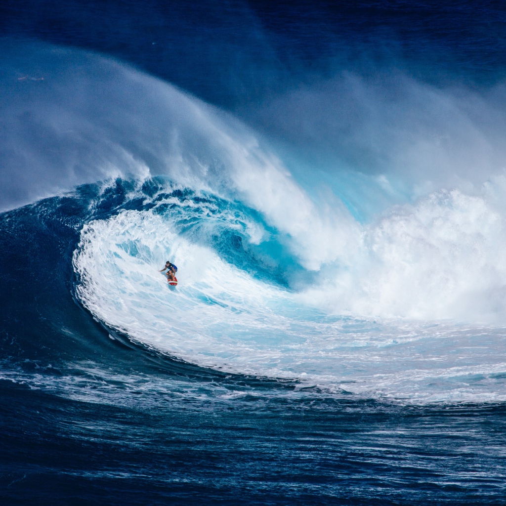 Высокая голубая волна с белой пеной для серфинга
