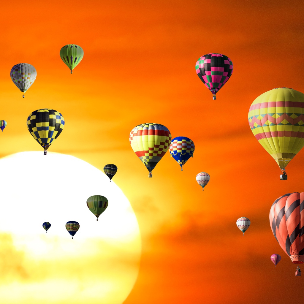 Монгольфьеры на фоне заката в небе