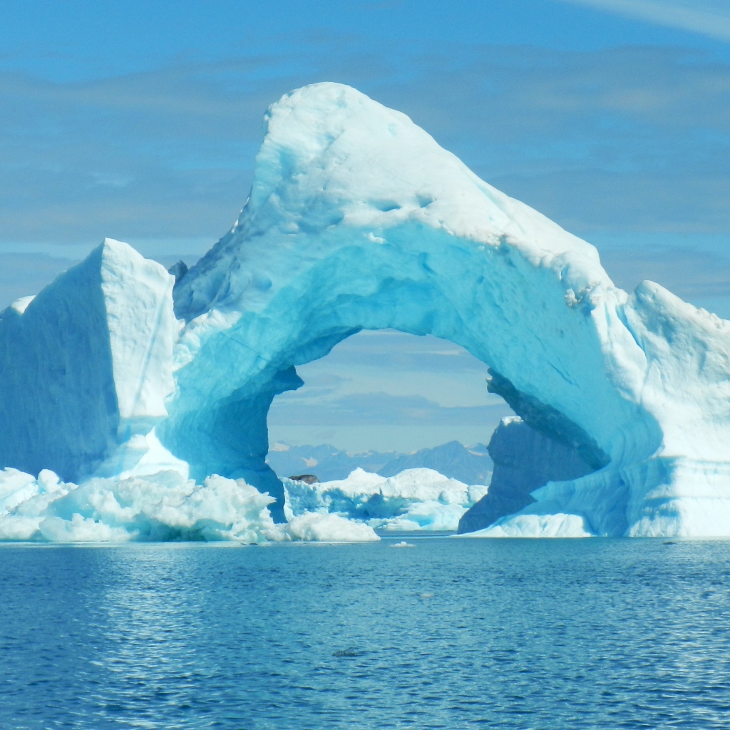 Огромный голубой айсберг в океане 