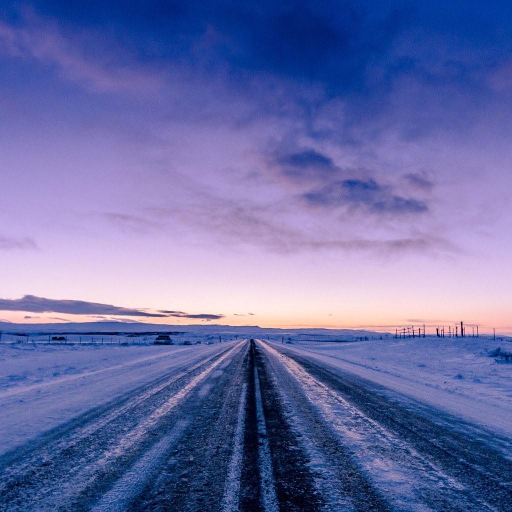 Покрытая льдом дорога на фоне неба 