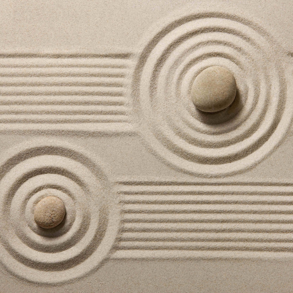 Японский сад камней на белом песке