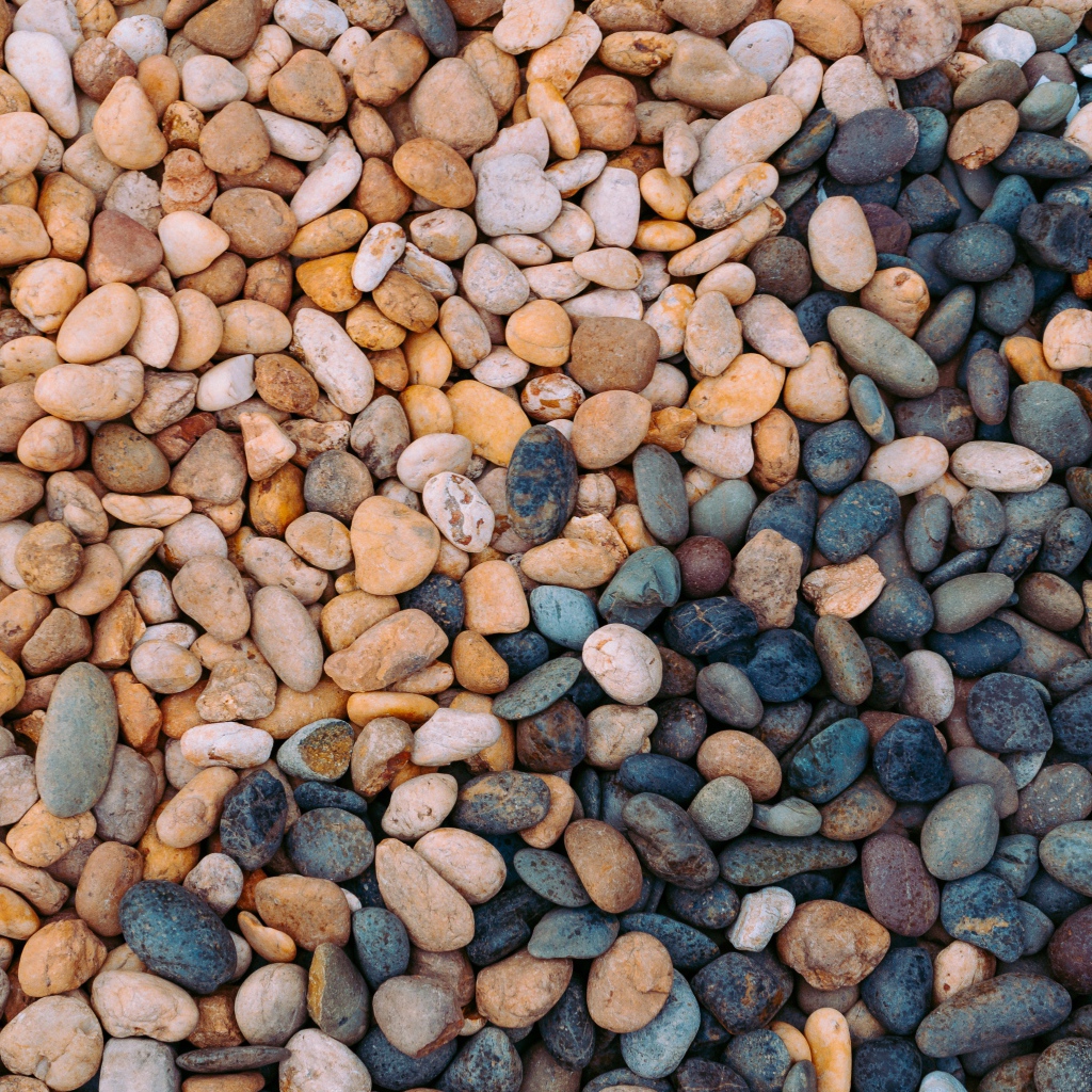 Много мелких разноцветных камней 