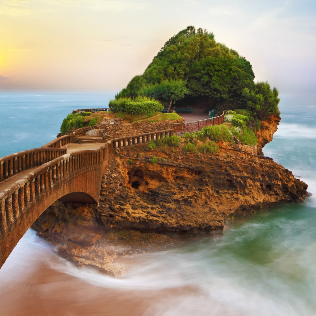 Старый мост идет к острову в океане, Франция