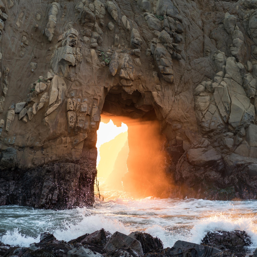 Проход в пещере в океане 