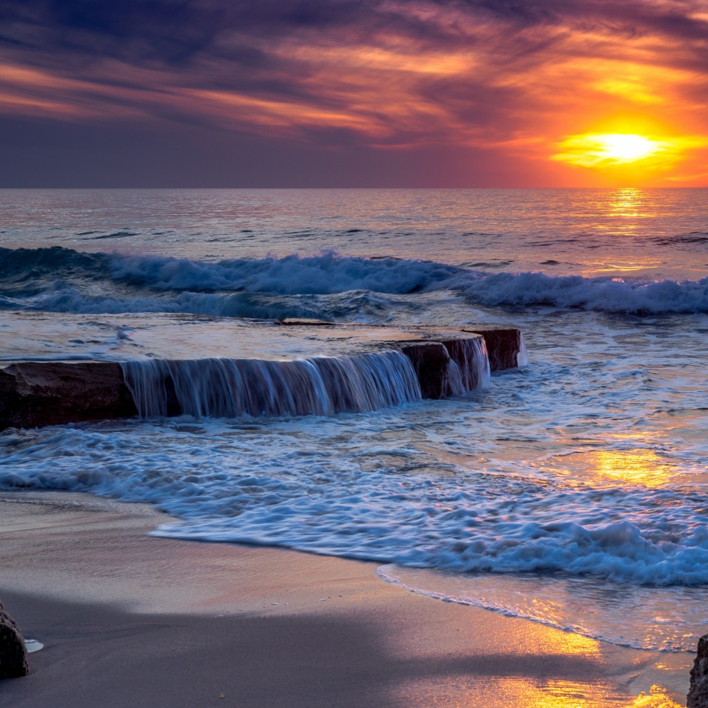 Бушующие волны океана на закате 