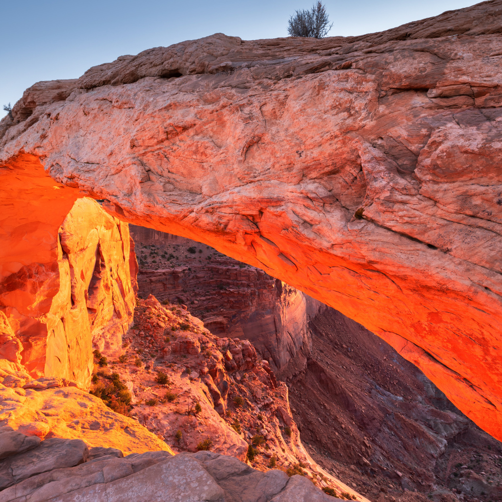 Скалы в лучах солнца в  Национальном парке Каньонлендс, Юта. США