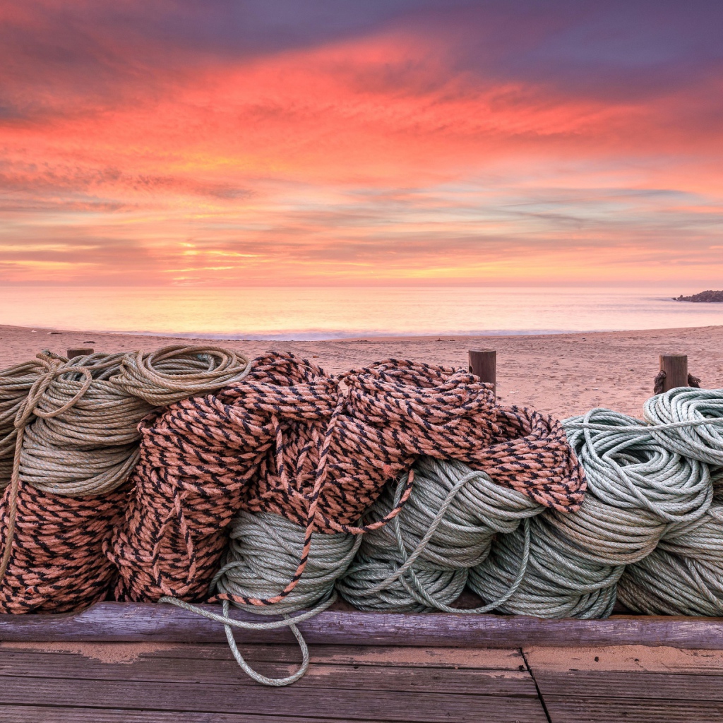 Канаты на деревянном мосту на фоне заката 