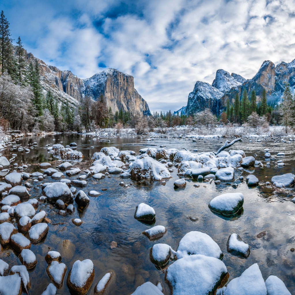 Река с покрытыми снегом камнями, Йосемитский Национальный Парк,  Калифорния. США
