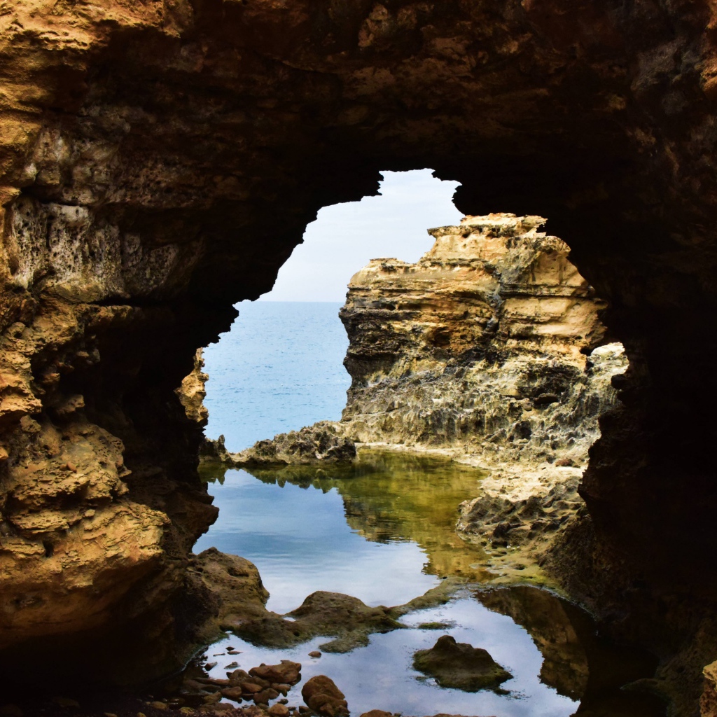Проход в пещере в море