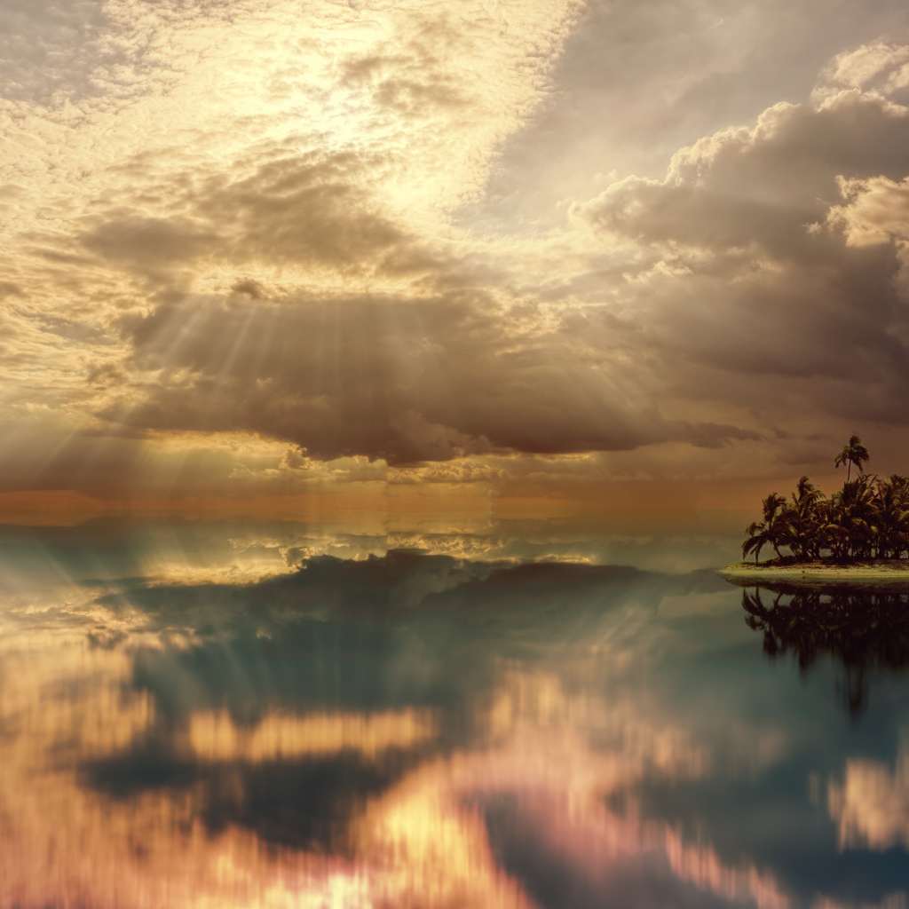 Лучи солнца в небе падают в спокойную воду озера