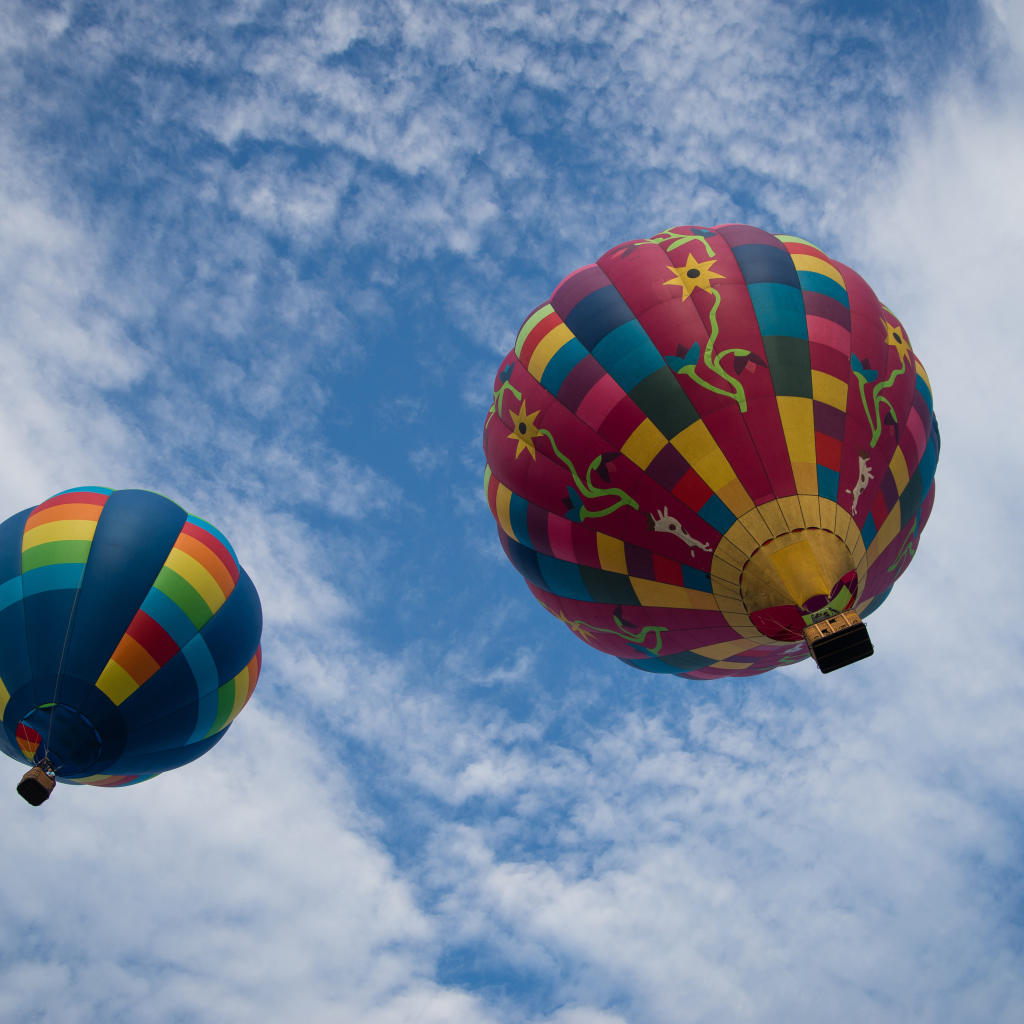 Два больших воздушных шара в голубом небе с белыми облаками