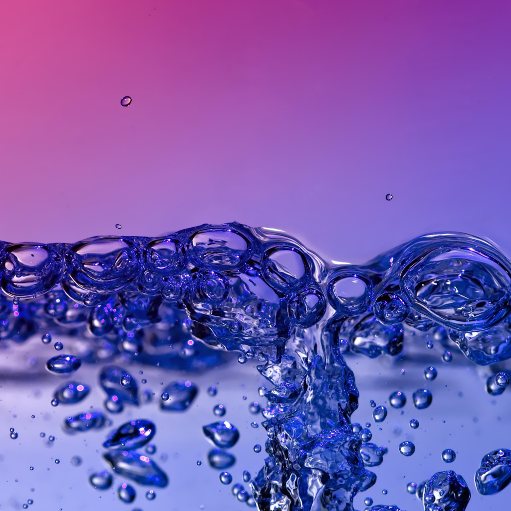 Пузыри воды на сиреневом фоне