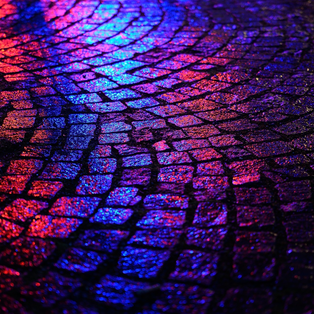 Мокрая брусчатка в неоновом свете 