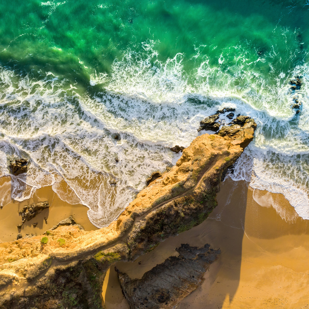 Белые волны океана на песке на береговой линии