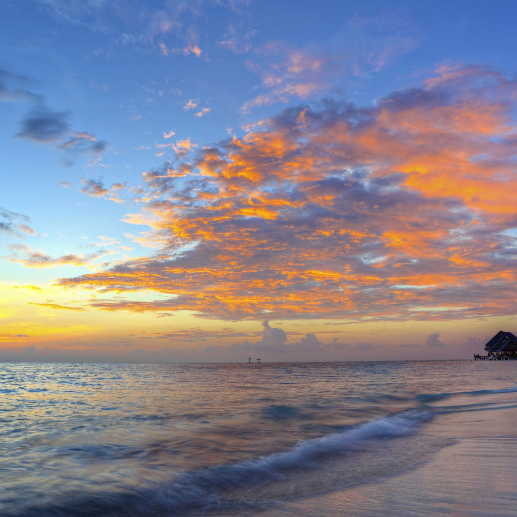 Красивый закат в небе на берегу тропического пляжа