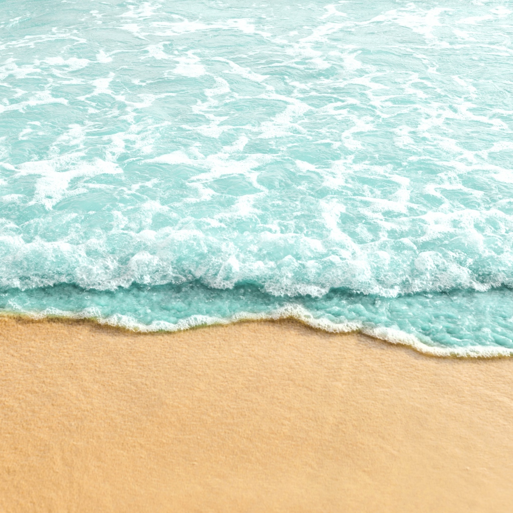 Голубая волна на теплом желтом песке летом