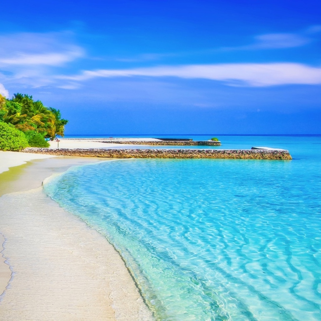 Чистая голубая вода океана на белом песке тропического пляжа