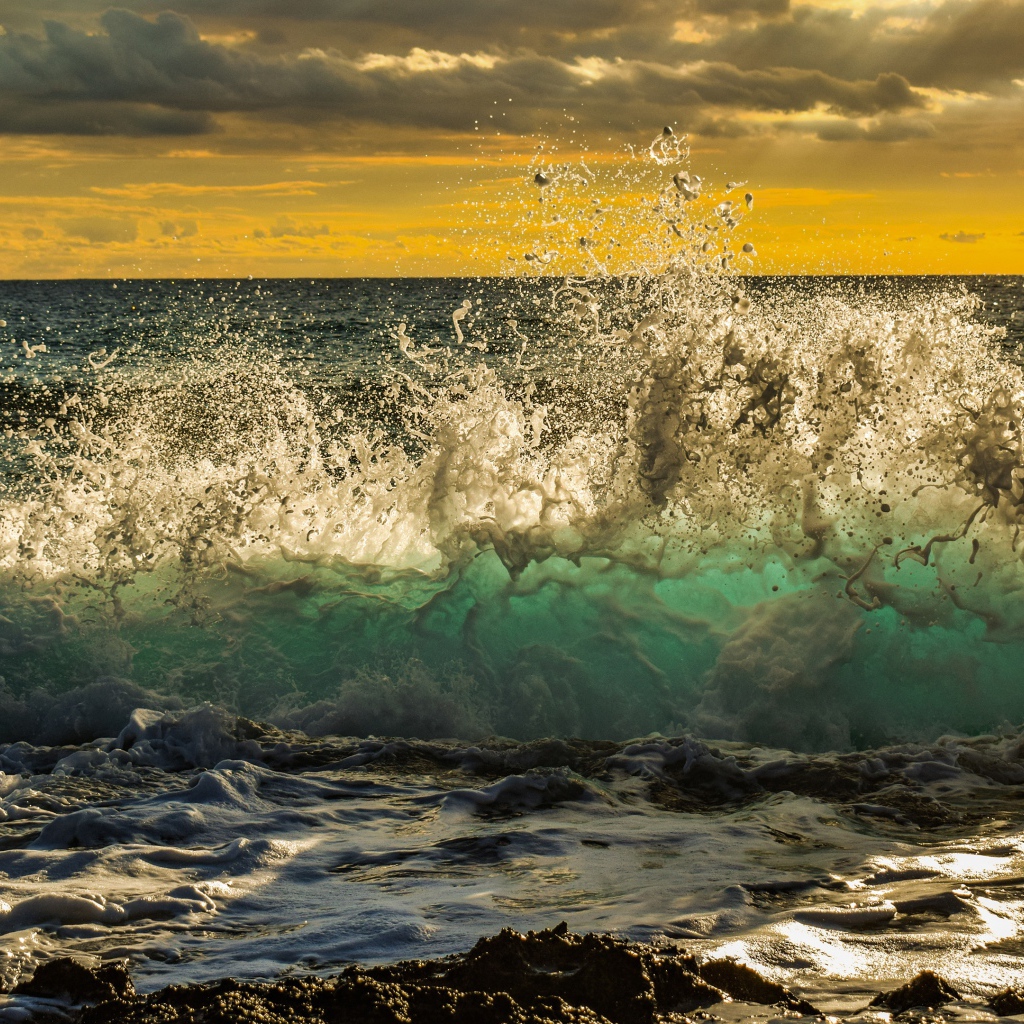 Бушующие белые волны на фоне низкий облаков в небе