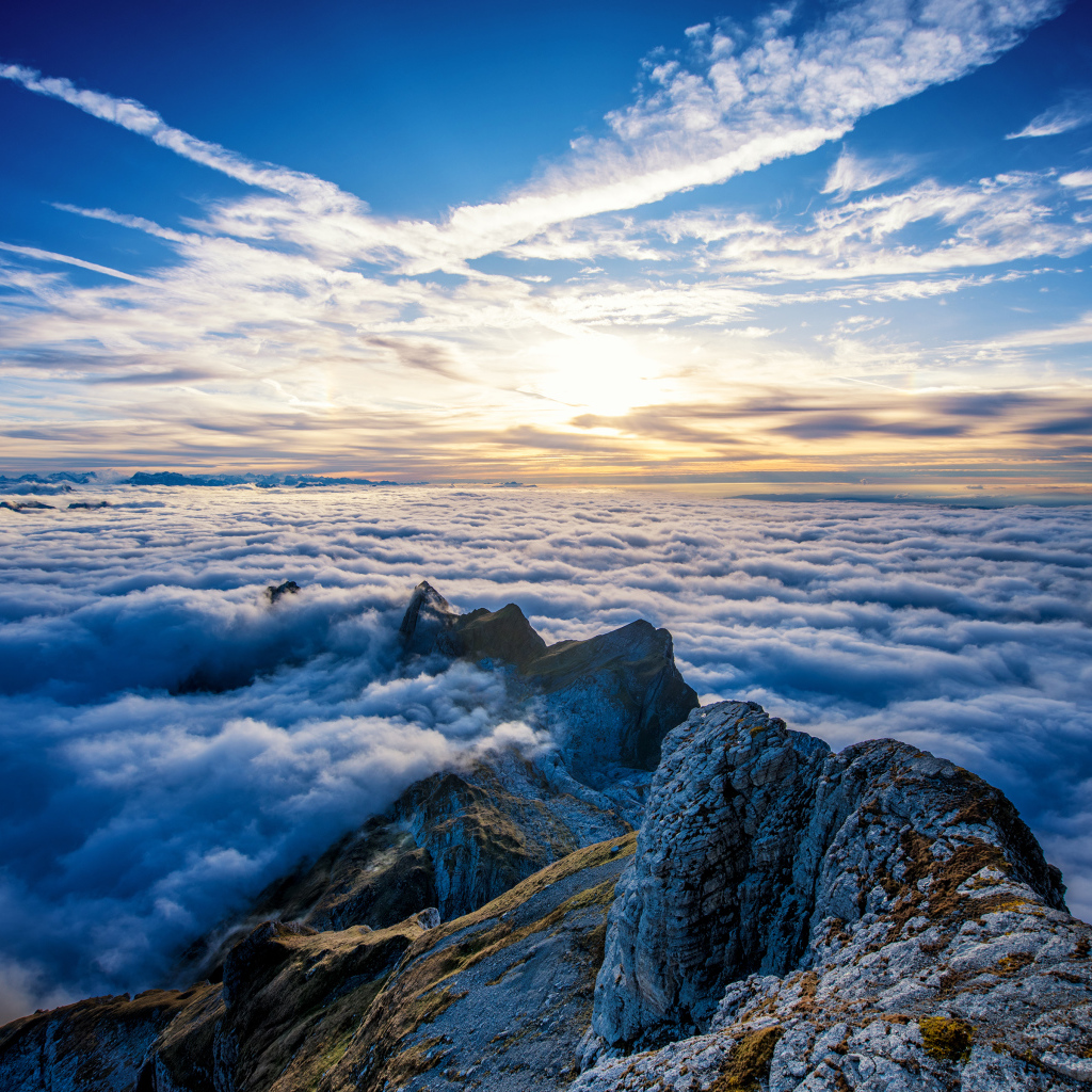 Густые белые облака над вершинами гор на рассвете