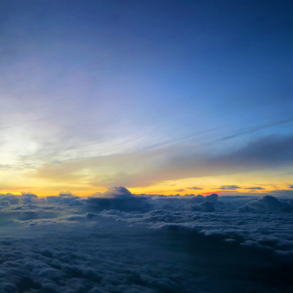 Белые низкие облака под голубым небом на рассвете