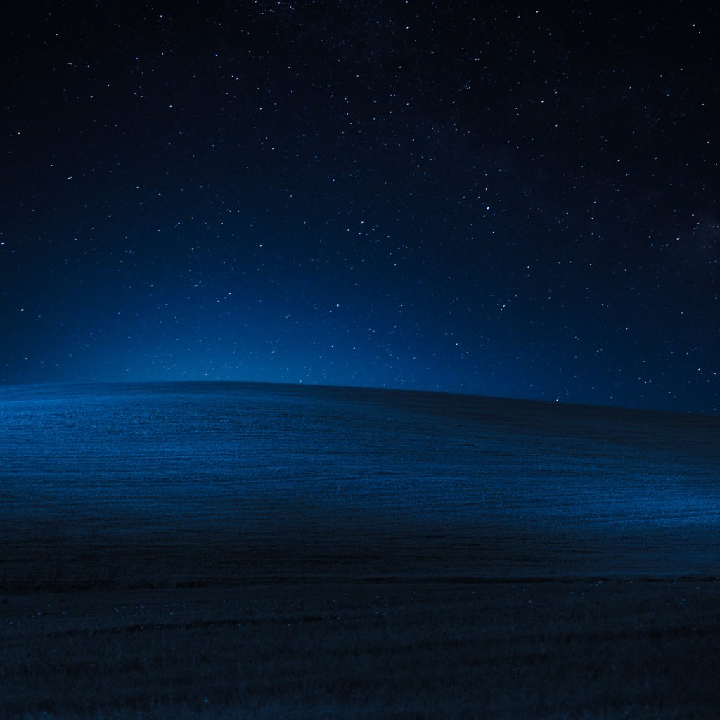 Поле под красивым звездным небом