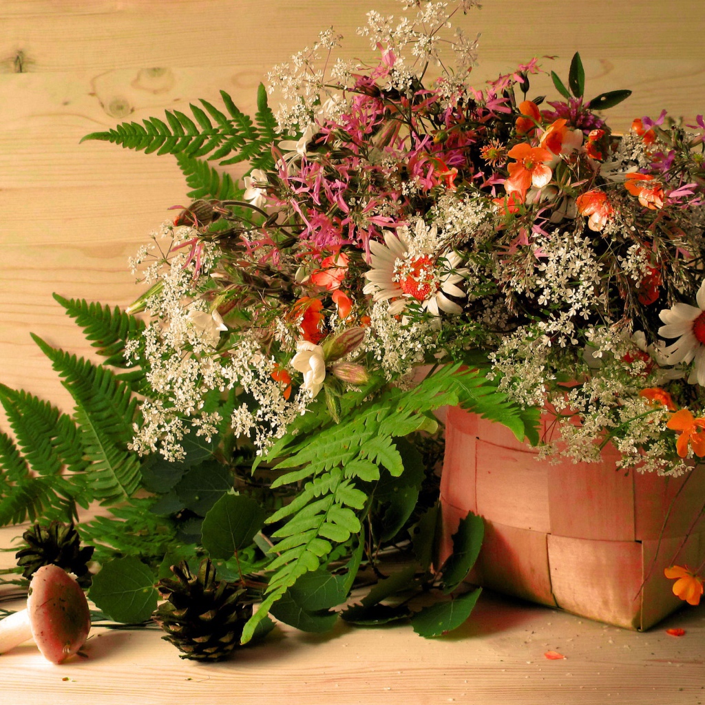 Букет цветов в корзине на столе