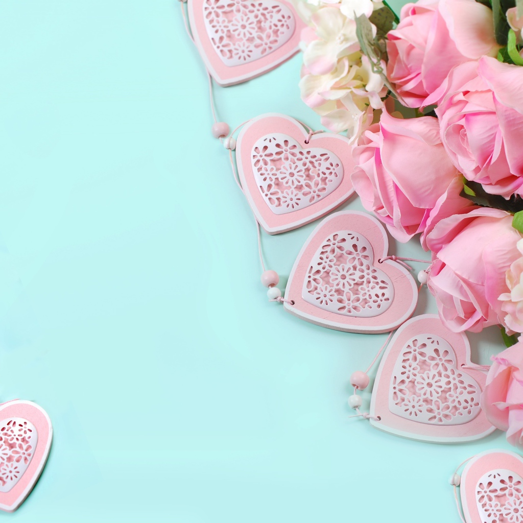 Букет розовых роз на голубом фоне с сердечками