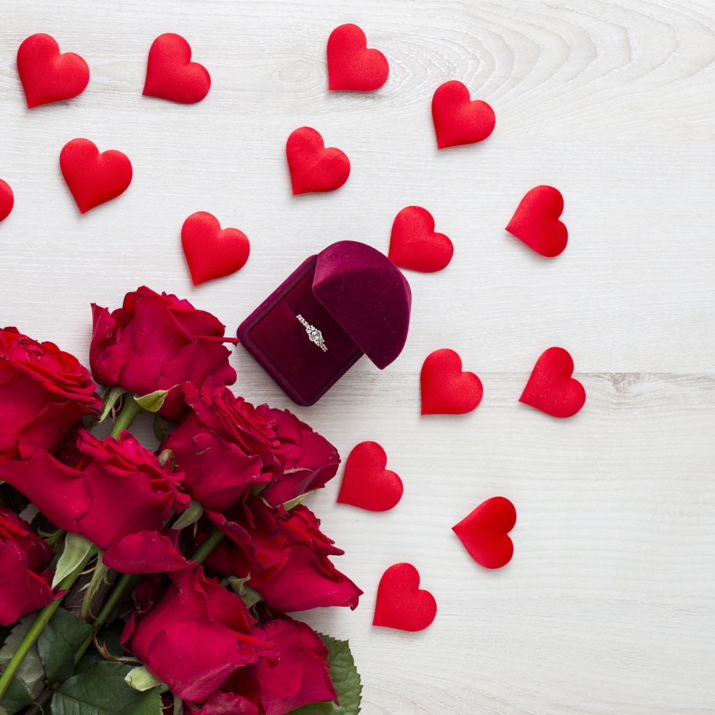 Букет красных роз с красными сердечками и коробочкой с кольцом