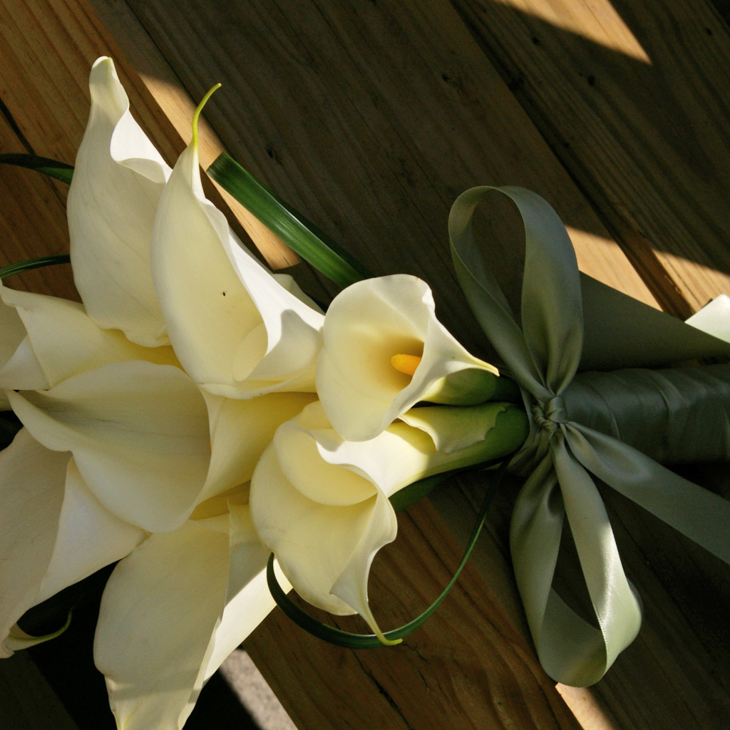 Букет белых калл на деревянной лавке
