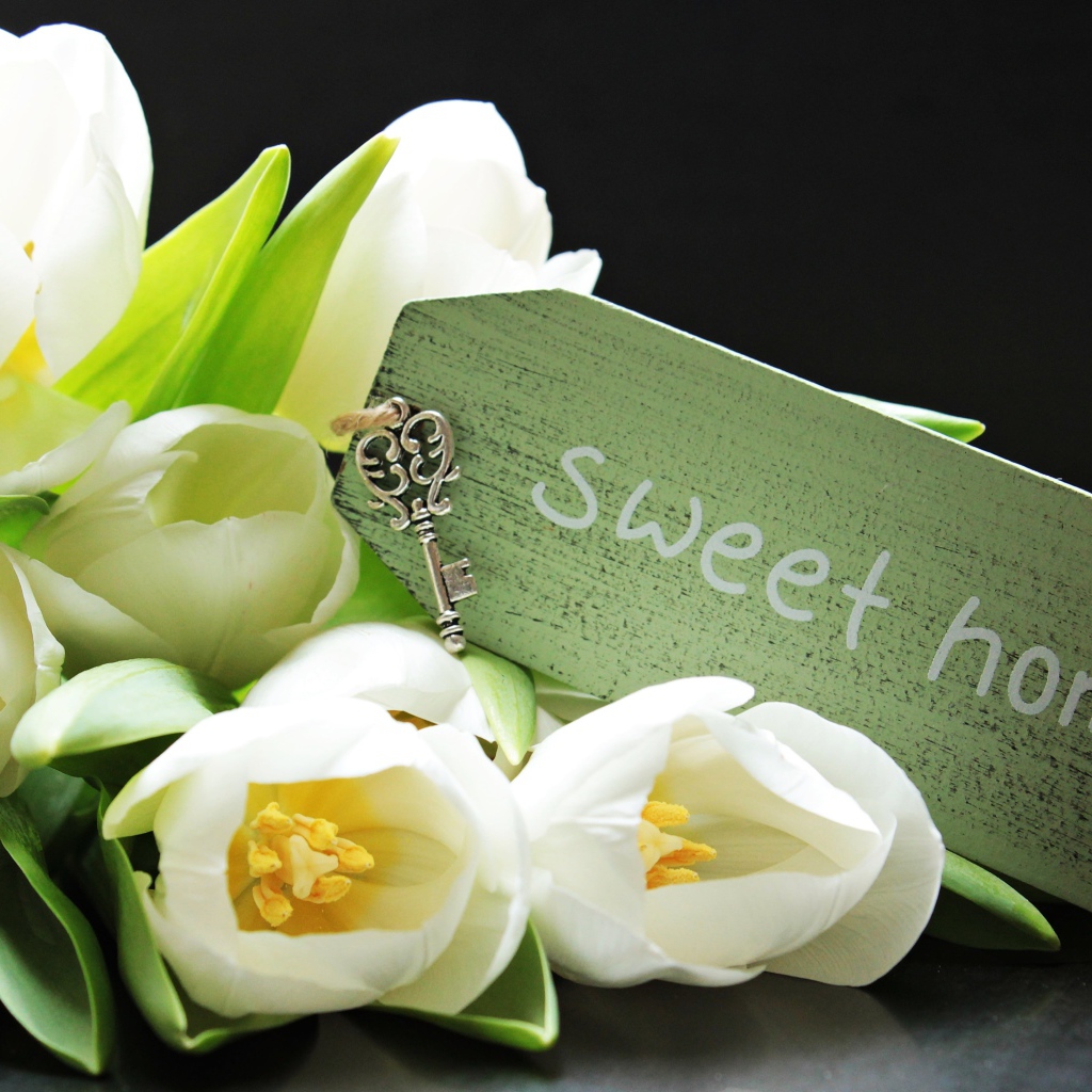 Букет белых тюльпанов с надписью и маленьким ключом