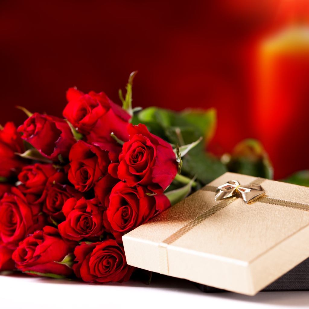 Большой букет красных роз с подарком